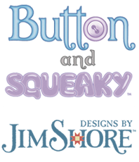    Button & Pinky  6005124  Sie liebt mich, sie liebt mich nicht ... Gut zu wissen, dass Squeaky es immer tut. Button the Teddy Bear und Squeaky, sein Freund von Balloon Dog, finden unterwegs Abenteuer, Weisheit und Spa, whrend sie eine magische Welt erkunden, die aus der Fantasie des Knstlers Jim Shore stammt.                                         erhältlich im Kristallzentrum                                                                      