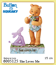   Button Squeaky  6005125  Sie liebt mich, sie liebt mich nicht ... Gut zu wissen, dass Squeaky es immer tut. Button the Teddy Bear und Squeaky, sein Freund von Balloon Dog, finden unterwegs Abenteuer, Weisheit und Spa, whrend sie eine magische Welt erkunden, die aus der Fantasie des Knstlers Jim Shore stammt.                                         erhältlich im Kristallzentrum                                                                      