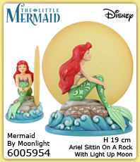    Disney Figuren  Little Mermaid  Ariel Sitting On A Rock With Moonlight 6005954 19cm
                                                                                                   erhältlich im Kristallzentrum                                                                      