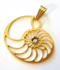   »     Der Ammonit « ist ein Sinnbild  für  Ursprung, Unendlichkeit, Wiedergeburt  
 Die enthaltene Form der Spirale 
   ist ein Symbol fr Weiblichkeit.                 
                              
 ©einStein design                                                                             