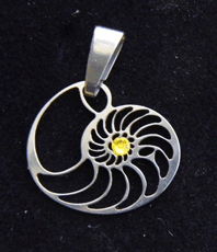   »     Der Ammonit « ist ein Sinnbild  für  Ursprung, Unendlichkeit, Wiedergeburt  
 Die enthaltene Form der Spirale 
   ist ein Symbol fr Weiblichkeit.                 
                              
 ©einStein design                                                                             