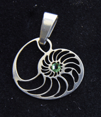   »     Der Ammonit « ist ein Sinnbild  für  Ursprung, Unendlichkeit, Wiedergeburt  
 Die enthaltene Form der Spirale 
   ist ein Symbol fr Weiblichkeit.                 
                              
 ©einStein design                                                                             