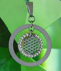   Blume des Lebens          
  Umrandungsring mattiert      28mm   + 12mm Symbol                      mit Umrandung      
                       crystal Besetzung
                             Energieschmuck                 ©einStein design 