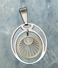         « Kornkreis Lichtengel »            Charms   12mm in einem ovalen Rand         ca 18x20mm fixiert mit original                     
Swarovski Kristallen     
                                   
  ©einStein design              
      
                                                                      
                                                                   