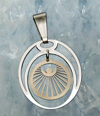        « Kornkreis Lichtengel »              Charms   12mm in einem ovalen Rand  ca 18x20mm fixiert mit original Swarovski Kristallen  ©einStein design  
     