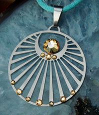   Symbolic Charms mit Umrandungsring             Kornkreis Lichtengel   Der Lichtengel steht für   Vertrauen"  Energie Schmuck   
  ©einStein design              
                                                          
                                                                   