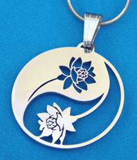 Lotusblüte  im Yin-Yang  Schmuck © einStein design                                                                                                                           
  - made in Austria -             
        
 erhältlich im                        
   Kristallzentrum                                                                