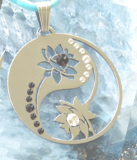 Lotusblüte  im Yin-Yang  Schmuck © einStein design                                                                                                                           
  - made in Austria -             
        
 erhältlich im                        
   Kristallzentrum                                                                