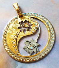        Lotusblüte  im Yin-Yang                          Edelstahl                                         Schmuck                                  © einStein design         Zwei starke Symbole in einem Anhänger Der Lotus steht für Reinheit und Erneuerung das Yin Yang für Ausgleich und Balance                                                                                                                                    