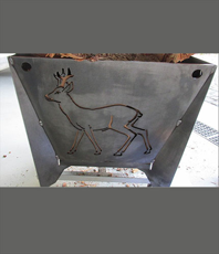               Metalldesign                      Feuerbox mit individuell geschnittenen Motiven 